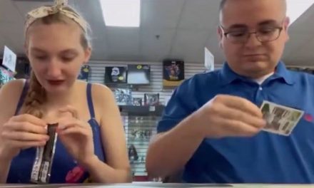 Así fue como un hombre le pidió matrimonio a su esposa con una carta de Pokemon (video)