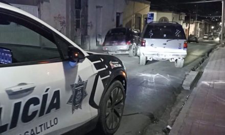 Saltillo: Ebrio termina tras las rejas al chocar dos vehículos estacionados en el centro