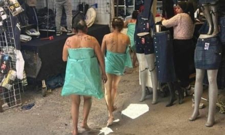 Video: Comerciantes en tianguis en Puebla rapan y desnudan a mujeres acusadas de robo