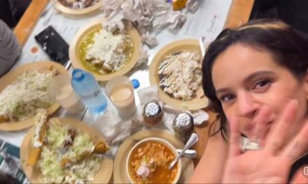 Rosalía prueba el pozole por primera vez y su reacción no pudo ser mejor (video)