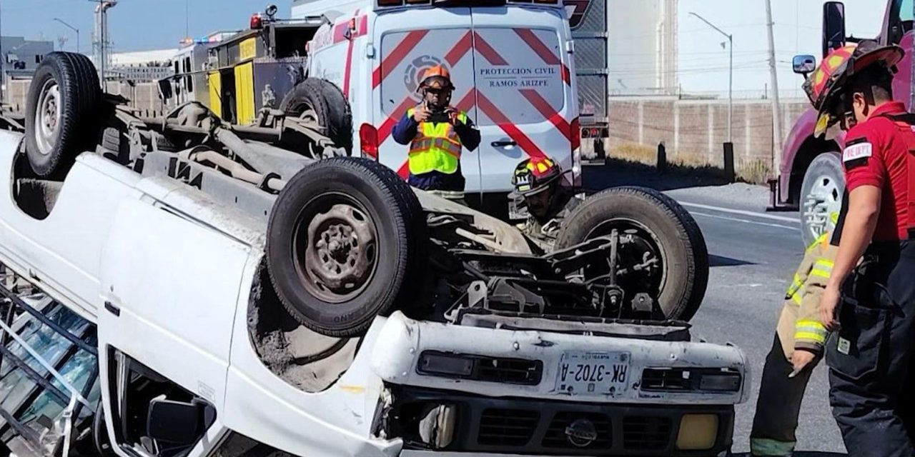 Se le poncha neumático a un vehículo y termina volcado en la Saltillo-Monterrey