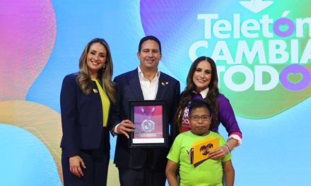 Reciben Javier y Luly, Medalla por la Inclusión ‘Gilberto Rincón Gallardo-Teletón 2025’