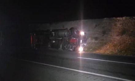 Tractocamión vuelca en la carretera Saltillo–Monterrey