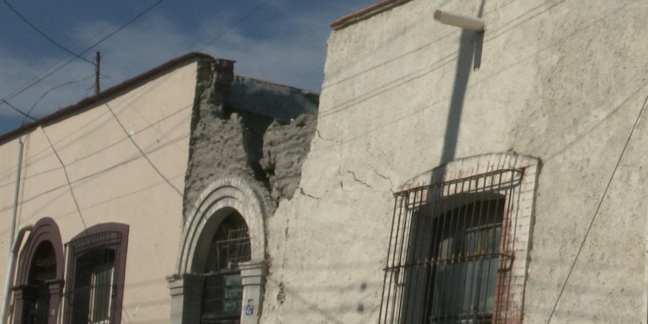 Saltillo: Una barda en la calle de Rayón representa un peligro