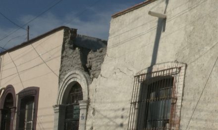 Saltillo: Una barda en la calle de Rayón representa un peligro