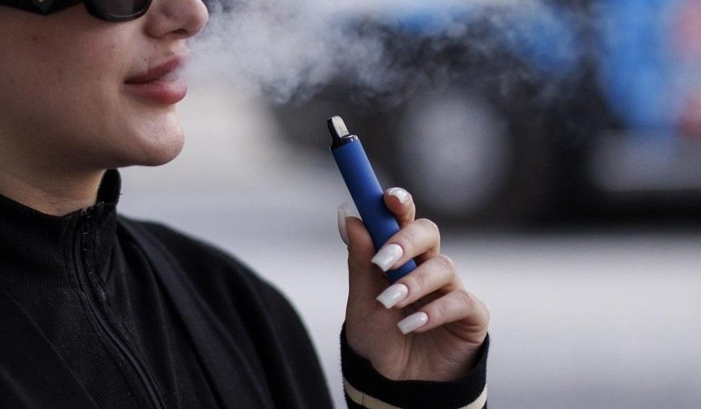 Crece el uso de cigarrillos electrónicos entre adolescentes, alerta la OMS