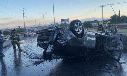 Vehículo se incendia tras volcadura en el bulevar Emilio Arizpe de la Maza