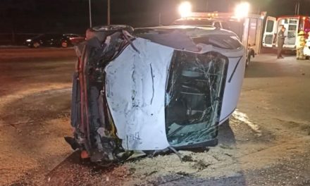 ‘Vuela’ y aterriza sobre otro auto en Saltillo tras golpear contra el camellón central