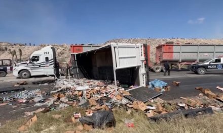 Vuelca camión cervecero en carretera Saltillo-Torreón y se registran actos de rapiña