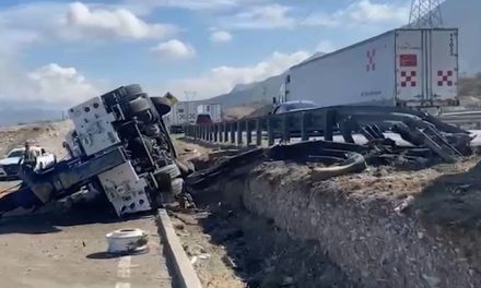 Vuelca grúa de plataforma en la carretera Saltillo- Monterrey