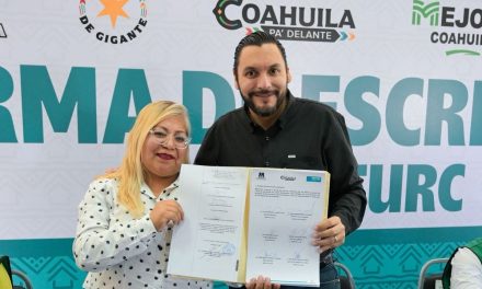 Encabeza Carlos Villarreal firma de escrituras en la Ampliación Lucrecia
