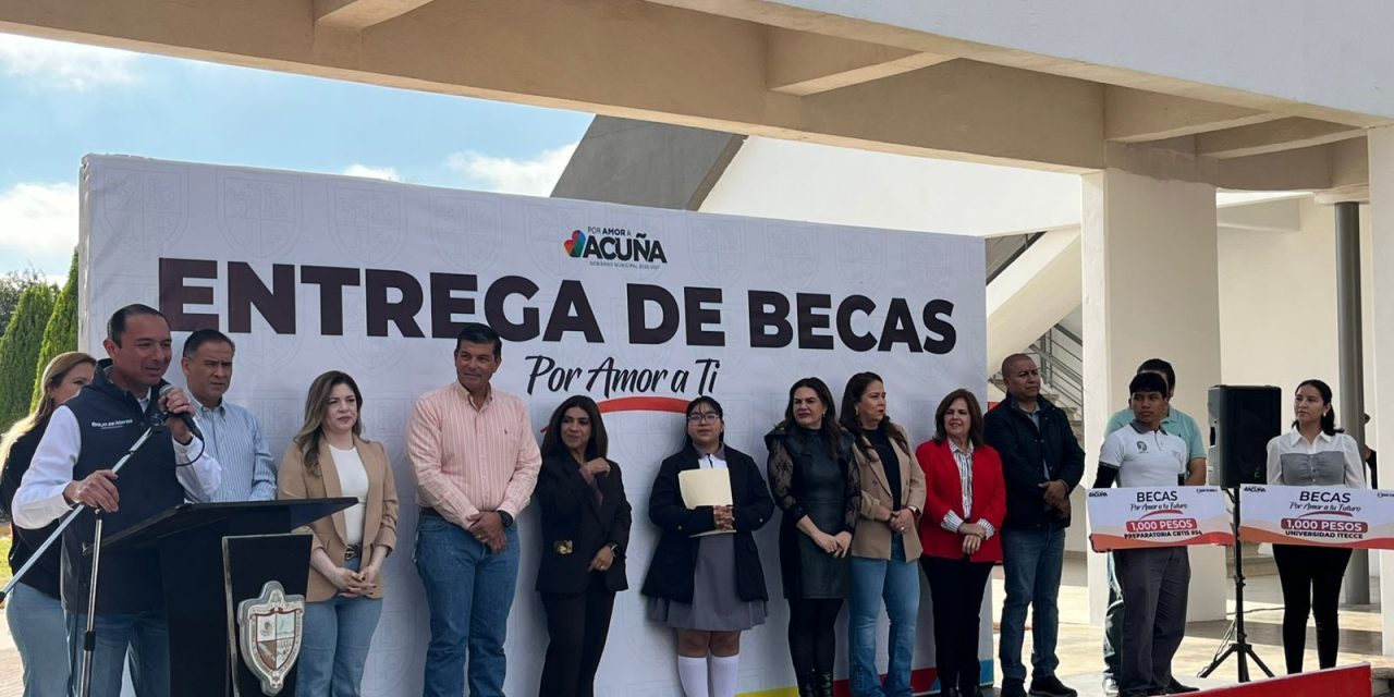 Acuña entrega becas ‘Por Amor a tu Educación’