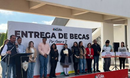 Acuña entrega becas ‘Por Amor a tu Educación’