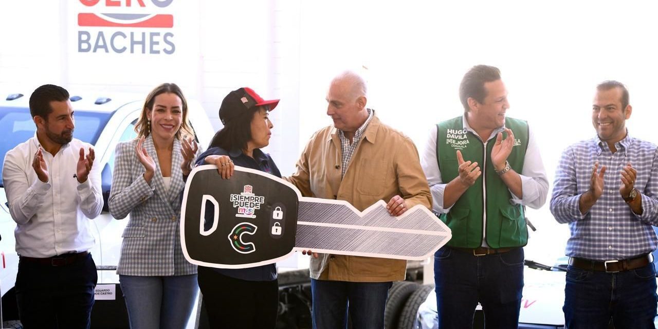 Román Cepeda entrega uniformes y unidades vehiculares