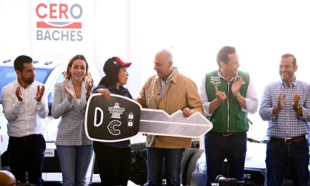Román Cepeda entrega uniformes y unidades vehiculares