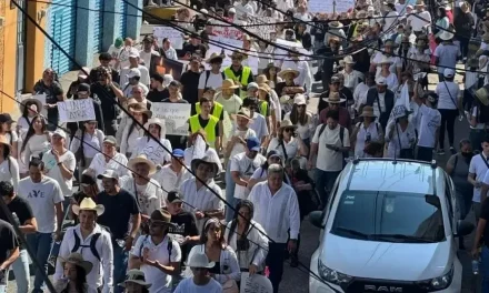 Ciudadanos de Uruapan marchan para exigir paz y justicia
