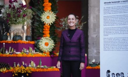 Sheinbaum dedica ofrenda en Palacio Nacional a mujeres indígenas