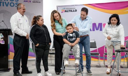 Javier Díaz y Luly López entregan más aparatos auditivos