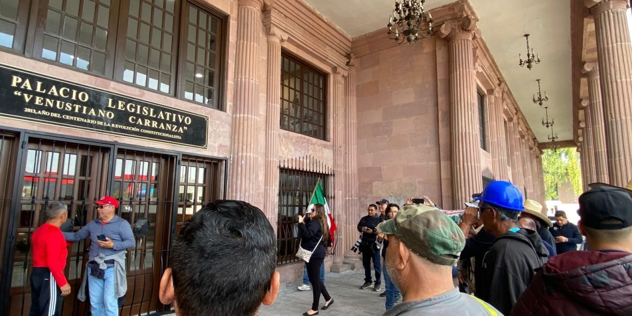 Trabajadores de AHMSA continúan marcha rumbo a la CDMX