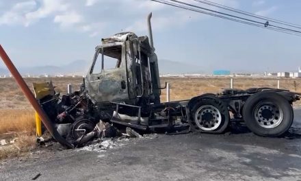 Aparatoso accidente provoca incendio en el libramiento Óscar Flores Tapia