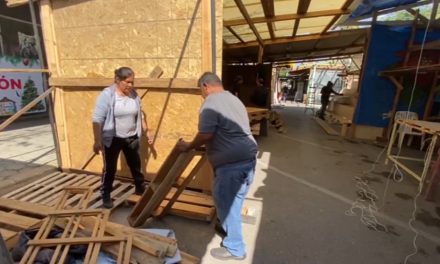 Avanza la instalación del tradicional Mercadito Navideño en Torreón