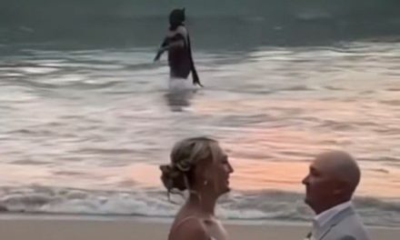 Video: Hombre disfrazado de Batman aparece de entre las aguas y arruina una sesión de fotos de recién casados