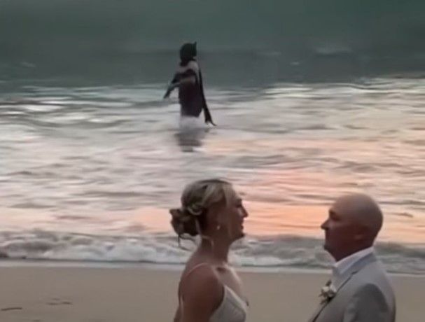 Video: Hombre disfrazado de Batman aparece de entre las aguas y arruina una sesión de fotos de recién casados