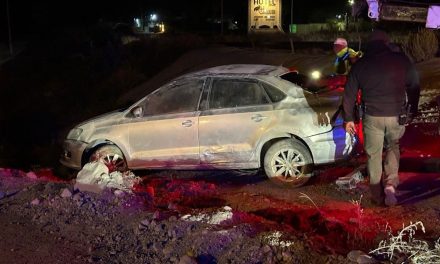 Conductor cae con su vehículo a un arroyo en Arteaga