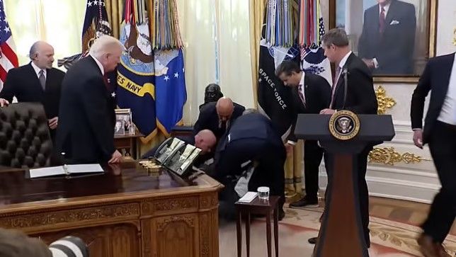 Ejecutivo de farmacéutica se desmaya en el Despacho Oval durante anuncio de Trump (video)