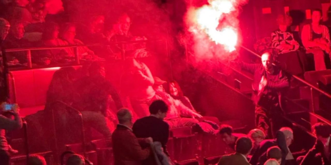 Video: Encienden bengalas durante concierto de la Filarmónica de Israel en París como protesta por el genocidio en Gaza