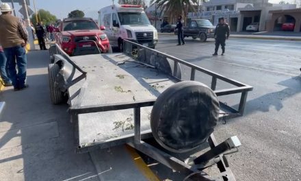 Conductor pierde control y su remolque lesiona a peatón en bulevar Valdez Sánchez