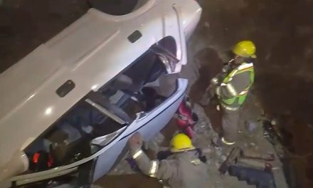 Conductor queda gravemente herido tras volcar en canal pluvial en Ramos Arizpe