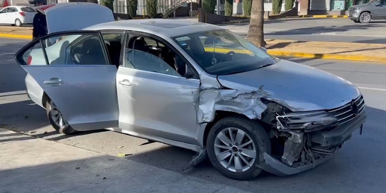 Conductora sufre descompensación y choca contra poste en bulevar Moctezuma