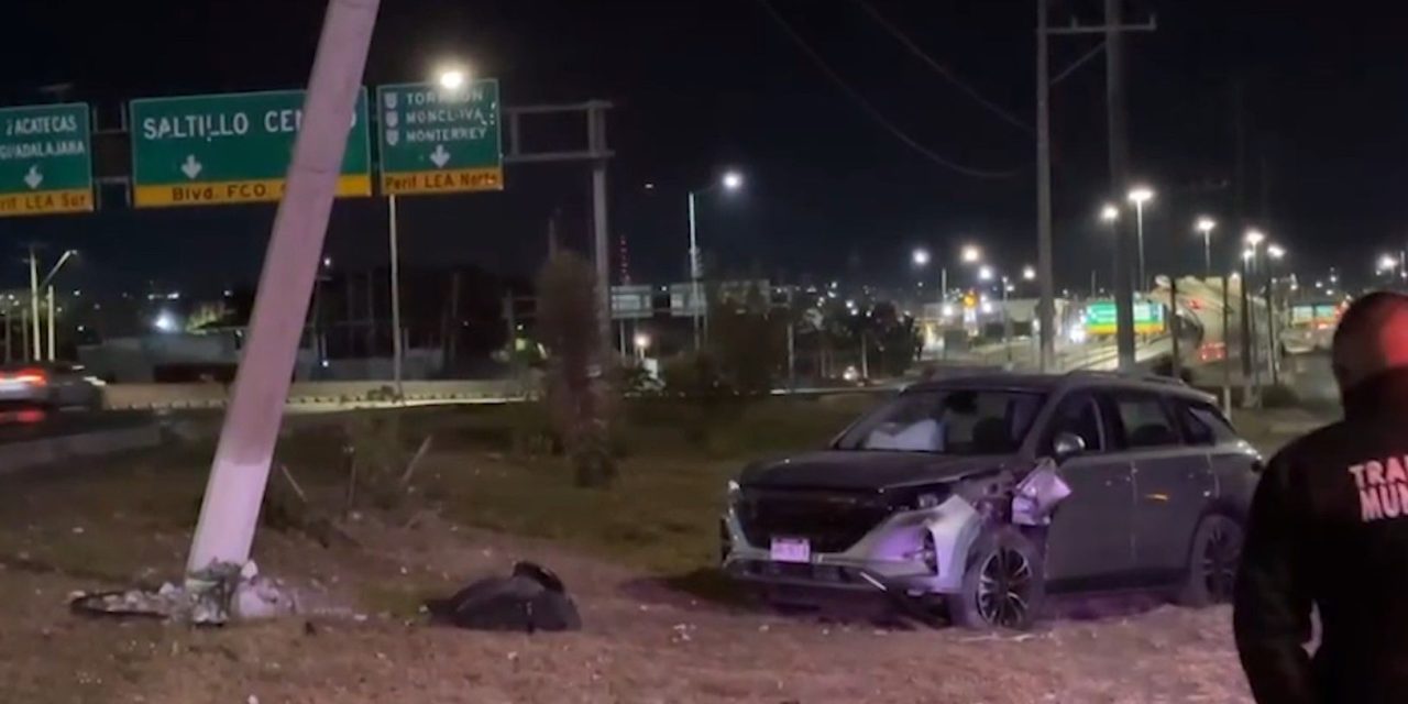Saltillo: Dejan camioneta abandonada tras chocar contra un poste en Fundadores