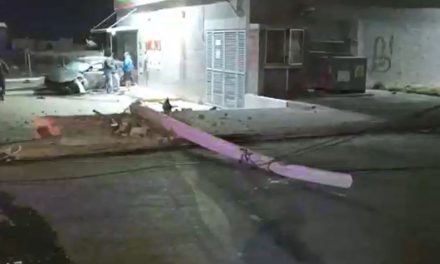 Saltillo: Joven derriba poste de concreto tras choque