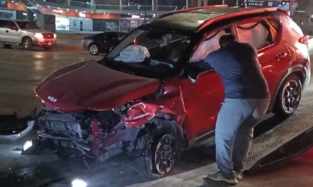 Dio vuelta prohibida en el semáforo y ebrio provoca accidente en Saltillo