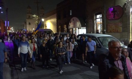 Disfrutan saltillenses de la callejoneada en el Centro Histórico