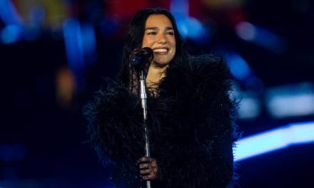 Dua Lipa rinde homenaje a Mon Laferte con un emotivo cover de ‘Tu falta de querer’