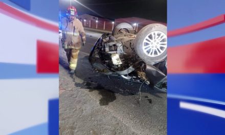 Ebria mujer vuelca su camioneta tras dormitar al volante en Ramos Arizpe