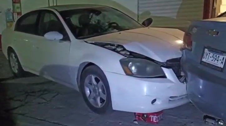 Saltillo: Ebrio deja su vehículo abandonado, dejó cuantiosos daños tras chocar