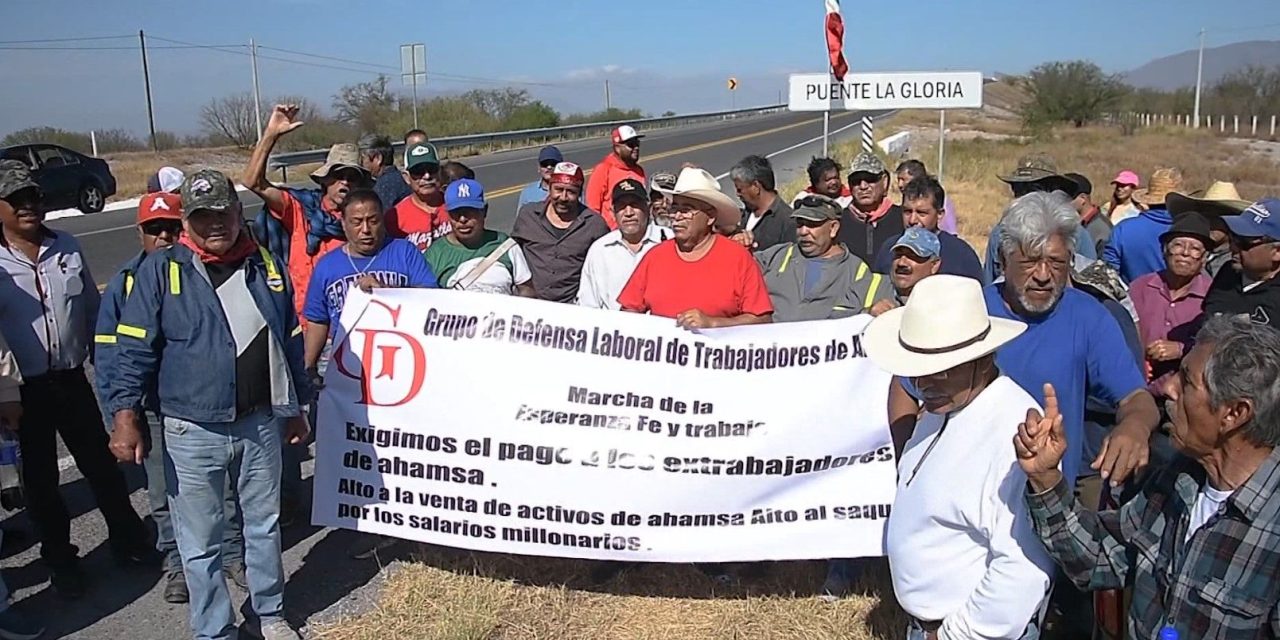 Extrabajadores de AHMSA marchan de Monclova a Saltillo