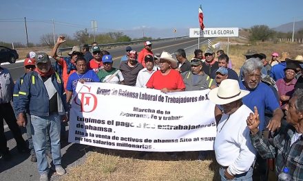 Extrabajadores de AHMSA marchan de Monclova a Saltillo