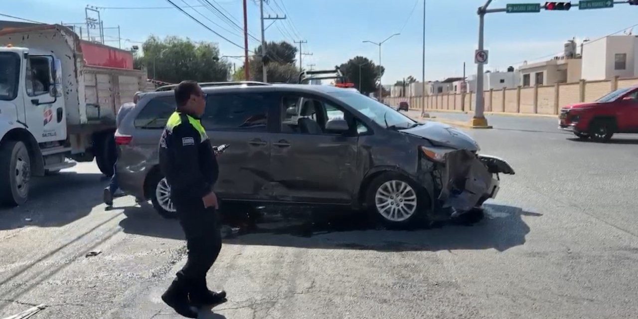 Ignora la luz roja y provoca aparatoso choque e incendio al norte de Saltillo