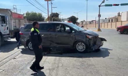 Ignora la luz roja y provoca aparatoso choque e incendio al norte de Saltillo