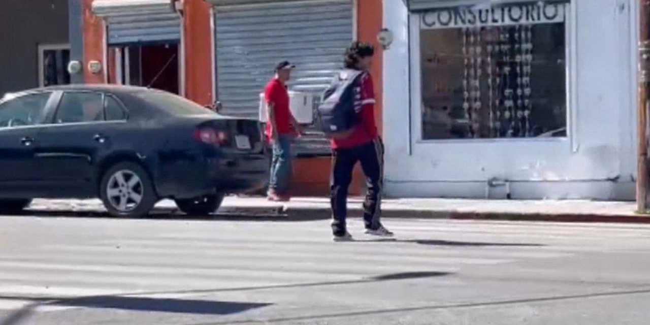 Insisten alumnos y padres de familia en clausura de camellón de bulevar en Saltillo