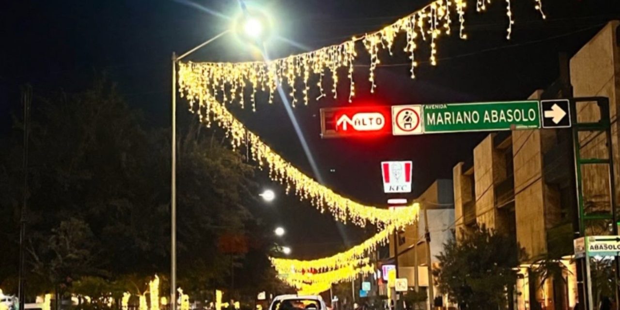 Instalan alumbrado navideño en Torreón