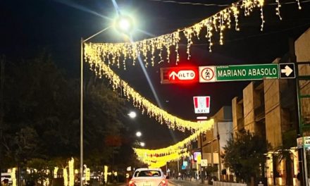 Instalan alumbrado navideño en Torreón