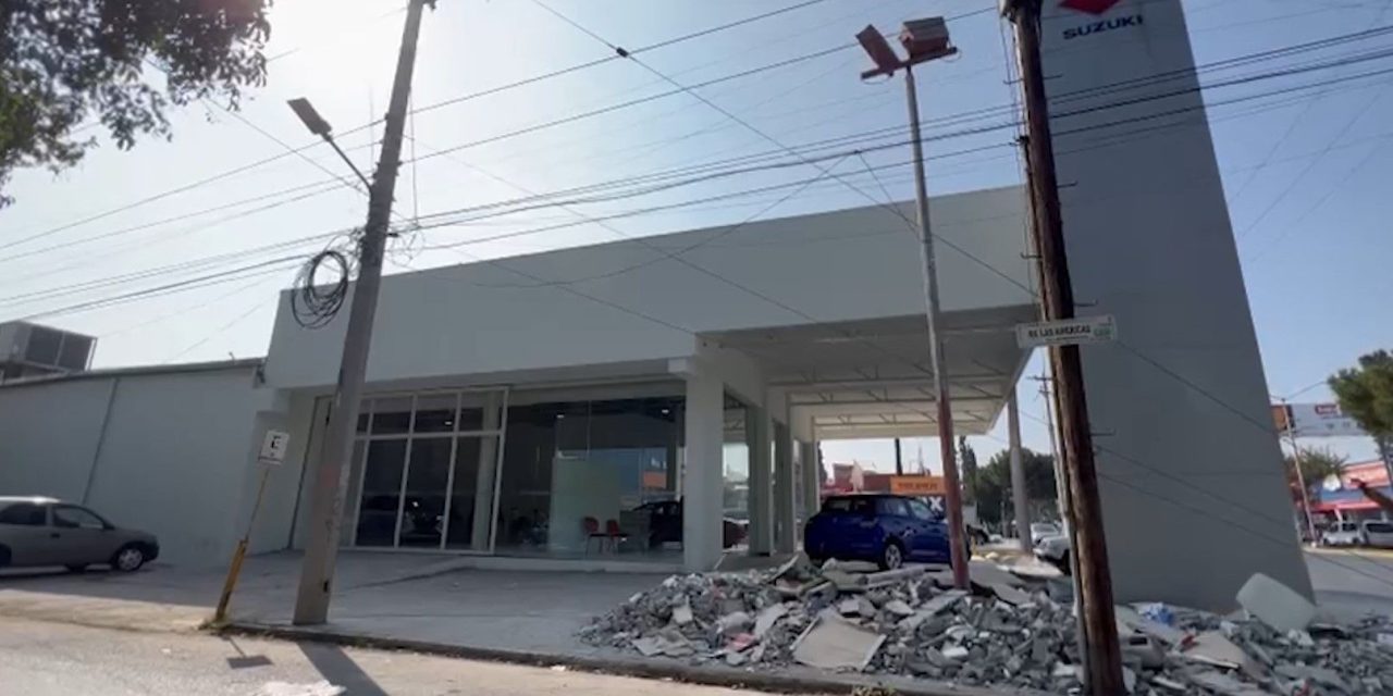 Invaden bulevar Carranza con escombro