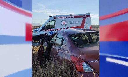 Joven vuelca tras ponchadura de neumático en la carretera Los Pinos