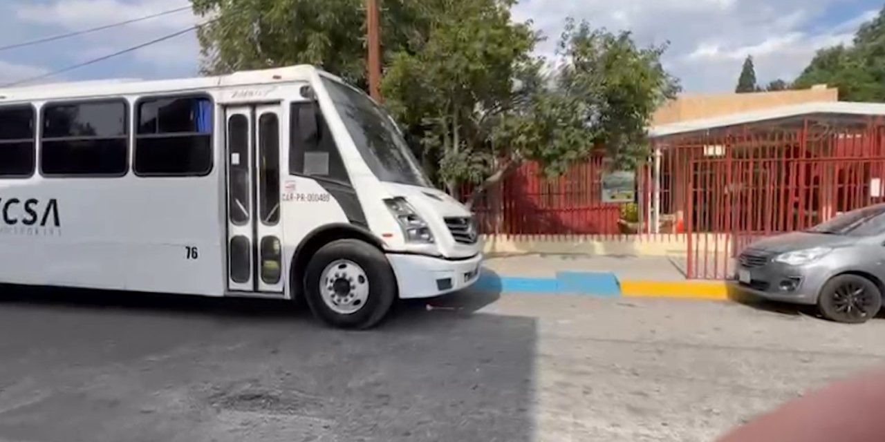 Saltillo:  La  constante, transporte de personal estorba a jardín de niños